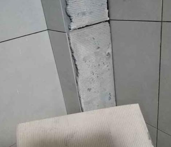 邳州瓷砖空鼓维修公司分享下厨房瓷砖脱落的补救措施。